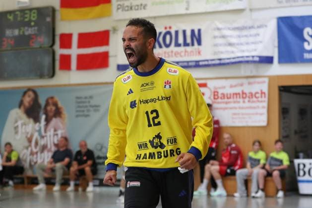 08 08 2025, xgox, Handball Heide Cup, Handball Sport Verein Hamburg Kolstad Handbold emspor, f l Mohamed Essam Moustafa El Tayar Hamburg, 12 cheers over held ball, defended, held, Torhueter Schneverdingen