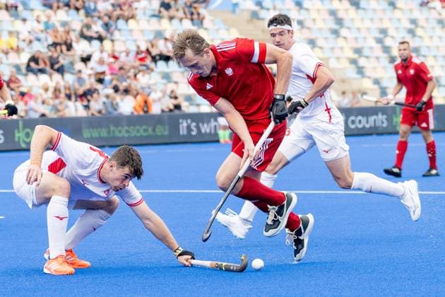 Sport Bilder des Tages 08.08.2025, Hockey: EuroHockey Championships 2025, 01. Spieltag, Men B, England - Polen im SparkassenPark in Moenchengladbach. Samuel Hooper (England, 33) blockt den Lauf von Jacek Kurowski (Polen, 09). Foto: Kirchner-Media Thomas Haesler *** 08 08 2025, Hockey EuroHockey Championships 2025, 01 Matchday, Men B, England Poland at SparkassenPark in Moenchengladbach Samuel Hooper England, 33 blocks the run of Jacek Kurowski Poland, 09 Photo Kirchner Media Thomas Haesler Copyright: xKirchner-Media ThomasxHaeslerx