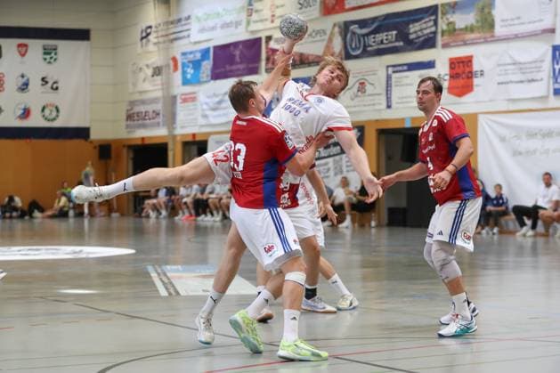 08 08 2025, xgox, Handball Heide Cup, Handball Sport Verein Hamburg Kolstad Handbold emspor, v l Niklas Weller Hamburg, 13 , Martin Hernes Hovde Kolstad, 42 duel, duel, fight, tackle Schneverdingen