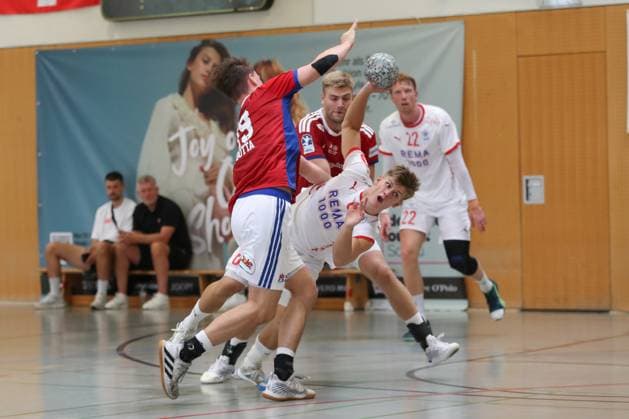 08 08 2025, xgox, Handball Heide Cup, Handball Sport Verein Hamburg Kolstad Handbold emspor, v l Maximilian Botta Hamburg, 19 , Leon Owrenn Bronken Kolstad, 6 duel, duel, fight, tackle Schneverdingen