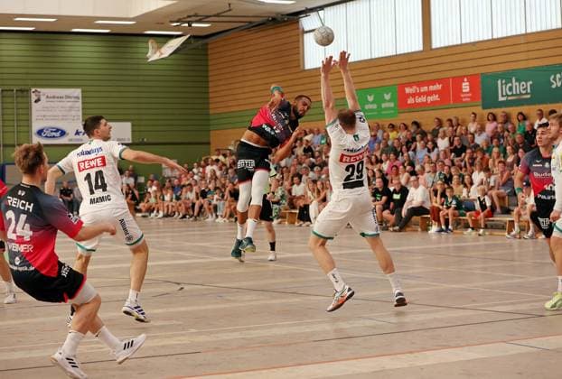 08 08 2025, xovx, Handball Lindencup 2025, HSG Wetzlar SC DHfK Leipzig v l Tizian Weimer HSG Wetzlar , Marko Mamic SC DHfK Leipzig , Philipp Ahouansou HSG Wetzlar , Adam Lönn SC DHfK Leipzig , Josip Simic HSG Wetzlar Linden Stadthalle Hessen Germany EN
