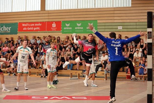 08 08 2025, xovx, Handball Lindencup 2025, HSG Wetzlar SC DHfK Leipzig v l Adam Lönn SC DHfK Leipzig , Franz Semper SC DHfK Leipzig , Ahmet Nafea HSG Wetzlar , Domenico Ebner SC DHfK Leipzig Linden Stadthalle Hessen Germany EN