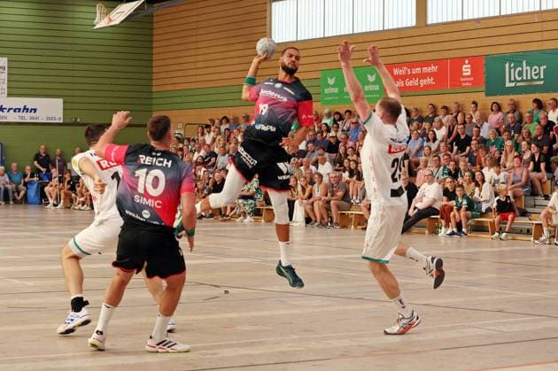 08 08 2025, xovx, Handball Lindencup 2025, HSG Wetzlar SC DHfK Leipzig v l Marko Mamic SC DHfK Leipzig , Josip Simic HSG Wetzlar , Philipp Ahouansou HSG Wetzlar , Adam Lönn SC DHfK Leipzig Linden Stadthalle Hessen Germany EN