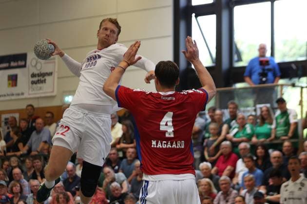 IHC 2025 HSV Hamburg vs Kolstad IL 08 08 25 Simon Jeppsson Nr 22, Kolstad IL vs Andreas Magaard Nr 04, Hamburger Sport Verein Hamburg IHC 2025 HSV Hamburg vs Kolstad IL, KGS Sporthalle on 08 08 25 Copyright: xBEAUTIFULxSPORTS MarioxM.xKobergx