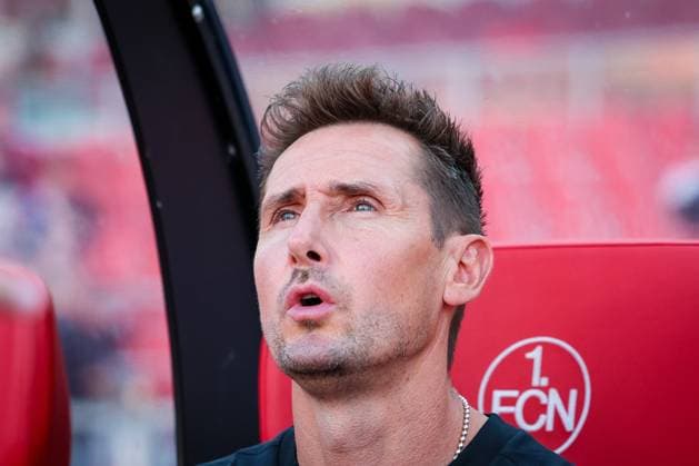 Head coach Miroslave Klose 1 FC Nuernberg looks up, 1 FC Nuernberg vs SV Darmstadt 98, DFL, 2 Bundesliga, Saison 2025 2026, 2 Spieltag, Hinrunde, 08 08 2025 DFB regulations prohibit any use of photographs as image sequences and or quasi video Nuernberg Bayern Germany Copyright: xkolbert-press MartinxAgüerax