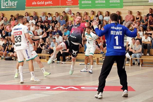 08 08 2025, xovx, Handball Lindencup 2025, HSG Wetzlar SC DHfK Leipzig v l Luka Rogan SC DHfK Leipzig , Tomas Piroch SC DHfK Leipzig , Nikola Grahovac HSG Wetzlar , Lucas Krzikalla SC DHfK Leipzig , Domenico Ebner SC DHfK Leipzig Linden Stadthalle Hessen Germany EN