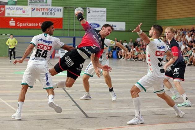 08 08 2025, xovx, Handball Lindencup 2025, HSG Wetzlar SC DHfK Leipzig v l Ahmed Khairi Nasralla SC DHfK Leipzig , Jona Schoch HSG Wetzlar , Luka Rogan SC DHfK Leipzig , Georg Löwen HSG Wetzlar Linden Stadthalle Hessen Germany EN