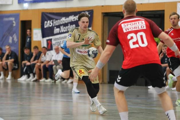 08 08 2025, xgox, Handball Heide Cup, TSV Hannover Burgdorf Aalborg Handbold emspor, v l Leif Tissier Hannover, 7 am Ball, plays the ball Schneverdingen