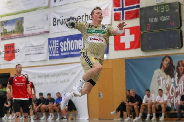 08 08 2025, xgox, Handball Heide Cup, TSV Hannover Burgdorf Aalborg Handbold emspor, v l August Baskar Pedersen Hannover, 17 throws goal, Torschuetze, erzielt Tor, Treffer, scores the goal Schneverdingen
