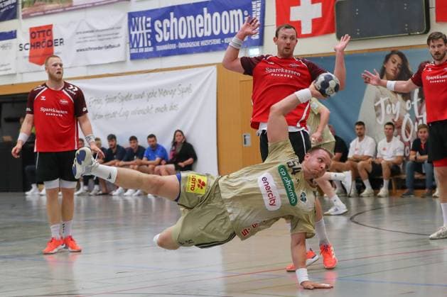 08 08 2025, xgox, Handball Heide Cup, TSV Hannover Burgdorf Aalborg Handbold emspor, v l Justus Fischer Hannover, 54 throws goal, Torschuetze, erzielt Tor, Treffer, scores the goal Schneverdingen