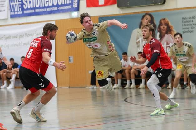 08 08 2025, xgox, Handball Heide Cup, TSV Hannover Burgdorf Aalborg Handbold emspor, v l Leif Tissier Hannover, 7 wirft Tor, Torschuetze, erzielt Tor, Treffer, scores the goal Schneverdingen