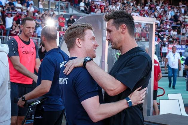 Sports director Paul Fernie SV Darmstadt 98 , left, and head coach Miroslave Klose 1 FC Nuernberg warmly welcome each other, 1 FC Nuernberg vs SV Darmstadt 98, DFL, 2 Bundesliga, Saison 2025 2026, 2 Spieltag, Hinrunde, 08 08 2025 DFB regulations prohibit any use of photographs as image sequences and or quasi video Nuernberg Bayern Germany Copyright: xkolbert-press MartinxAgüerax