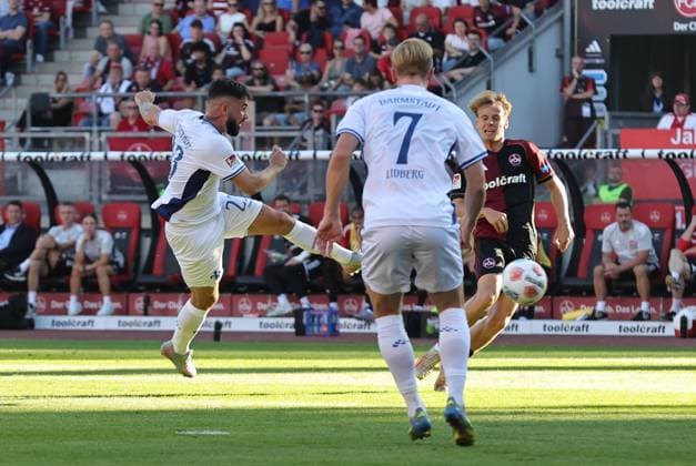 08 08 2025 Soccer Season 2025 2026 2 Soccer Bundesliga 02 Matchday 1 FC Nürnberg FCN Club SV Darmstadt 98 SVD Lilien Sportfoto Zink DaMa xdaxmax DFL regulations prohibit any use of photographs as image sequences and or quasi video only for editorial use Marco Richter 23, SV Darmstadt 98 D98 SV98 mit Torschuss gg Tim Janisch 32, 1 FC Nürnberg FCN
