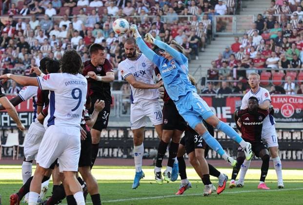 08 08 2025 Soccer Season 2025 2026 2 Soccer Bundesliga 02 Matchday 1 FC Nürnberg FCN Club SV Darmstadt 98 SVD Lilien Sportfoto Zink DaMa xdaxmax DFL regulations prohibit any use of photographs as image sequences and or quasi video only for editorial use Jan Reichert 1, 1 FC Nürnberg FCN faustet gg Aleksandar Vukotic 20, SV Darmstadt 98 D98 SV98 den Ball weg