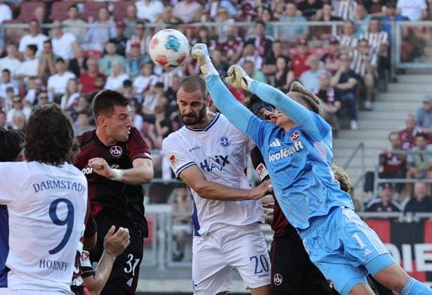 08 08 2025 Soccer Season 2025 2026 2 Soccer Bundesliga 02 Matchday 1 FC Nürnberg FCN Club SV Darmstadt 98 SVD Lilien Sportfoto Zink DaMa xdaxmax DFL regulations prohibit any use of photographs as image sequences and or quasi video only for editorial use Jan Reichert 1, 1 FC Nürnberg FCN faustet gg Aleksandar Vukotic 20, SV Darmstadt 98 D98 SV98 den Ball weg