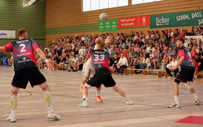 08 08 2025, xovx, Handball Lindencup 2025, HSG Wetzlar SC DHfK Leipzig v l Nikola Grahovac HSG Wetzlar , Blair Hinriksson SC DHfK Leipzig , Georg Löwen HSG Wetzlar , Niklas Theiß HSG Wetzlar Linden Stadthalle Hessen Germany EN