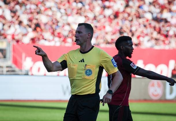 Referee Referee Florian Lechner energetic, 1 FC Nuernberg vs SV Darmstadt 98, DFL, 2 Bundesliga, Season 2025 2026, 2 Matchday, First round, 08 08 2025 DFB regulations prohibit any use of photographs as image sequences and or quasi video Nuernberg Bayern Germany Copyright: xkolbert-press MartinxAgüerax