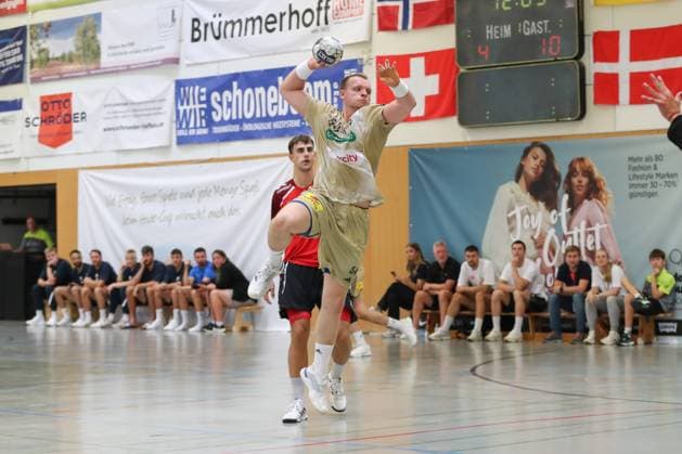 08 08 2025, xgox, Handball Heide Cup, TSV Hannover Burgdorf Aalborg Handbold emspor, v l Justus Fischer Hannover, 54 throws goal, Torschuetze, erzielt Tor, Treffer, scores the goal Schneverdingen