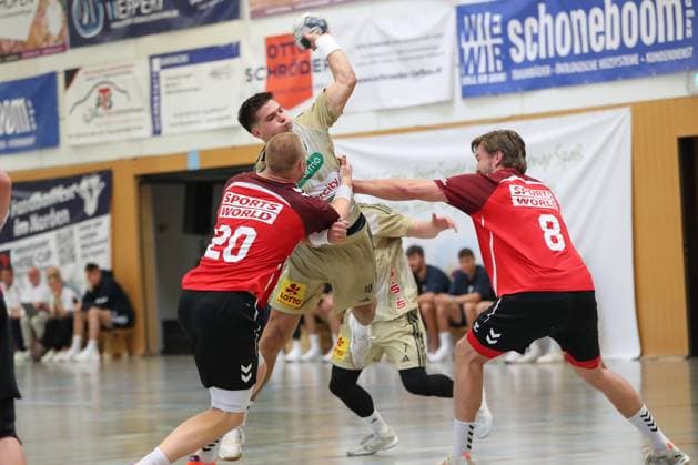 08 08 2025, xgox, Handball Heide Cup, TSV Hannover Burgdorf Aalborg Handbold emspor, v l Felix Moller Moeller, Aalborg, 20 , Renars Uscins Hannover, 10 , Vetle Ronningen Aalborg, 8 duel, duel, fight, tackle Schneverdingen