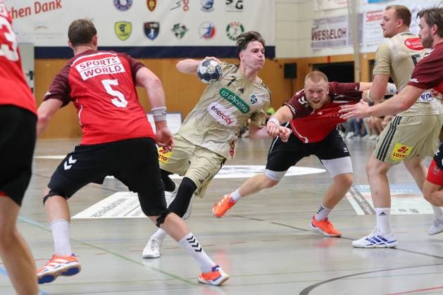 08 08 2025, xgox, Handball Heide Cup, TSV Hannover Burgdorf Aalborg Handbold emspor, v l Leif Tissier Hannover, 7 wirft Tor, Torschuetze, erzielt Tor, Treffer, scores the goal Schneverdingen