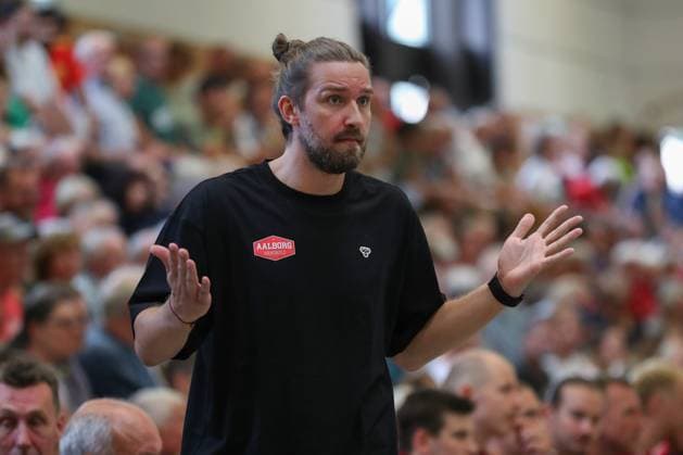 08 08 2025, xgox, Handball Heide Cup, TSV Hannover Burgdorf Aalborg Handbold emspor, f l Simon Dahl Aalborg, coach gives instructions, gestures with arms, gesticulates, gives instructions Schneverdingen