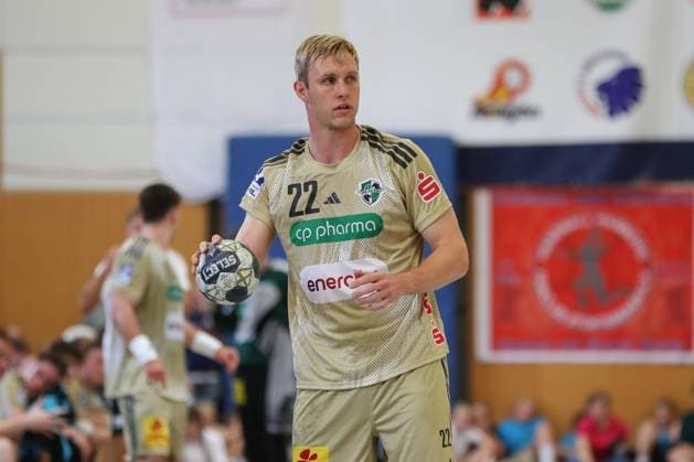 08 08 2025, xgox, Handball Heide Cup, TSV Hannover Burgdorf Aalborg Handbold emspor, v l Marian Michalczik Hannover, 22 am Ball, plays the ball Schneverdingen