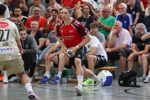 08 08 2025, xgox, Handball Heide Cup, TSV Hannover Burgdorf Aalborg Handbold emspor, v l Juri Knorr Aalborg, 21 am Ball, plays the ball Schneverdingen