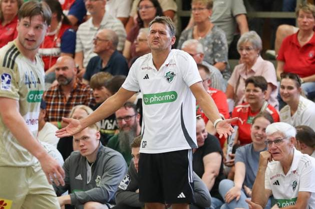 08 08 2025, xgox, Handball Heide Cup, TSV Hannover Burgdorf Aalborg Handbold emspor, f l Christian Prokop Hannover, coach gives instructions, gestures with arms, gesticulates, gives instructions Schneverdingen