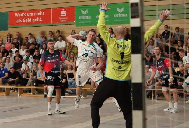 08 08 2025, xovx, Handball Lindencup 2025, HSG Wetzlar SC DHfK Leipzig v l Niklas Theiß HSG Wetzlar , Adam Lönn SC DHfK Leipzig , Bart Ravensbergen HSG Wetzlar Linden Stadthalle Hessen Germany EN