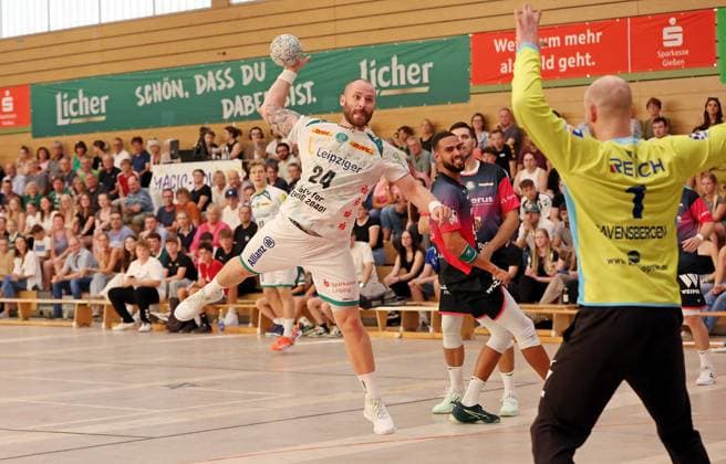 08 08 2025, xovx, Handball Lindencup 2025, HSG Wetzlar SC DHfK Leipzig v l Moritz Preuss SC DHfK Leipzig , Philipp Ahouansou HSG Wetzlar , Stefan Cavor HSG Wetzlar , Bart Ravensbergen HSG Wetzlar Linden Stadthalle Hessen Germany EN