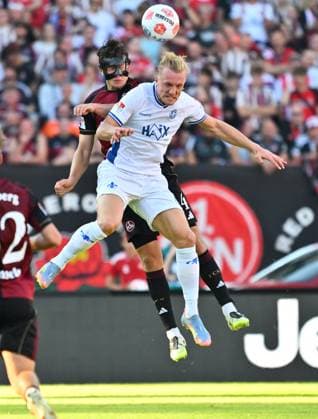 08 08 2025 Soccer Season 2025 2026 2 Soccer Bundesliga 02 Matchday 1 FC Nürnberg FCN Club SV Darmstadt 98 SVD Lilien Sportfoto Zink xwoxzix DFL regulations prohibit any use of photographs as image sequences and or quasi video only for editorial use Fabio Gruber 4, 1 FC Nürnberg FCN in header duel with Isac Lidberg 7, SV Darmstadt 98 D98 SV98