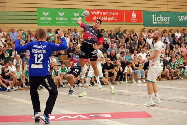08 08 2025, xovx, Handball Lindencup 2025, HSG Wetzlar SC DHfK Leipzig v l Tomas Mrkva SC DHfK Leipzig , Cyrill Akakpo HSG Wetzlar , Josip Simic HSG Wetzlar , Luka Rogan SC DHfK Leipzig , Moritz Preuss SC DHfK Leipzig Linden Stadthalle Hessen Germany EN