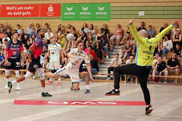 08 08 2025, xovx, Handball Lindencup 2025, HSG Wetzlar SC DHfK Leipzig v l Stefan Cavor HSG Wetzlar , Philipp Ahouansou HSG Wetzlar , Blair Hinriksson SC DHfK Leipzig , Caspar Gauer SC DHfK Leipzig , Bart Ravensbergen HSG Wetzlar Linden Stadthalle Hessen Germany EN