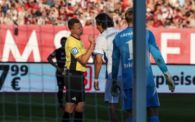 Referee Florian Lechner explains to Fraser Hornby 9 SV Darmstadt 98 that there was no offense, 1 FC Nuernberg vs SV Darmstadt 98, DFL, 2 Bundesliga, Saison 2025 2026, 2 Spieltag, Hinrunde, 08 08 2025 DFB regulations prohibit any use of photographs as image sequences and or quasi video Nuernberg Bayern Germany Copyright: xkolbert-press MartinxAgüerax