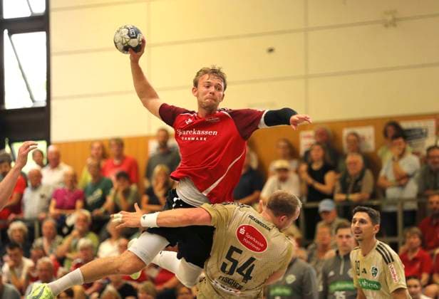 Photo Goal throw by Thomas Arnoldsen Aalborg against Justus Fischer Burgdorf Hannover Handball Herren international, pre-season preparation at the Heide Cup in Schneverdingen on Fri 08 08 2025 TSV Hannover Burgdorf Aalborg BK