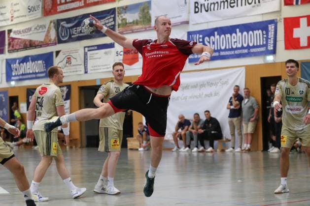08 08 2025, xgox, Handball Heide Cup, TSV Hannover Burgdorf Aalborg Handbold emspor, v l Simon Hald Aalborg, 11 wirft Tor, Torschuetze, erzielt Tor, Treffer, scores the goal Schneverdingen