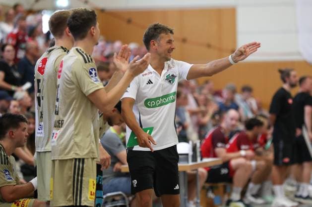 08 08 2025, xgox, Handball Heide Cup, TSV Hannover Burgdorf Aalborg Handbold emspor, f l Christian Prokop Hannover, coach gives instructions, gestures with arms, gesticulates, gives instructions Schneverdingen