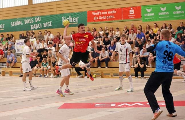 08 08 2025, xovx, Handball Lindencup 2025, TV Hüttenberg II HSG Wettenberg v l Julius Schneider TV Hüttenberg II , Jakob Stankewitz TV Hüttenberg II , Tristan Schnepp HSG Wettenberg , Yannik Wagner TV Hüttenberg II , Lukas Kaiser TV Hüttenberg II Linden Stadthalle Hessen Germany EN