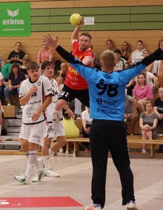 08 08 2025, xovx, Handball Lindencup 2025, TV Hüttenberg II HSG Wettenberg v l Yannik Wagner TV Hüttenberg II , Julius Schneider TV Hüttenberg II , Johannes Schwarz HSG Wettenberg , Lukas Kaiser TV Hüttenberg II Linden Stadthalle Hessen Germany EN