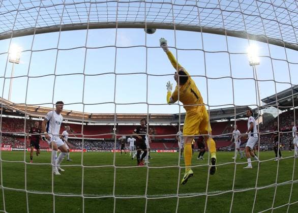 08 08 2025 Soccer Season 2025 2026 2 Soccer Bundesliga 02 Matchday 1 FC Nürnberg FCN Club SV Darmstadt 98 SVD Lilien Sportfoto Zink DaMa xdaxmax DFL regulations prohibit any use of photographs as image sequences and or quasi video only for editorial use Marcel Schuhen 1, SV Darmstadt 98 D98 SV98 lenkt Ball über die Latte