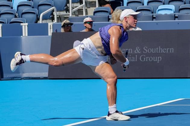 August 8, 2025, Mason, Ohio, U.S: Sonay Kartal (GBR) serves during FridayÃ¢â‚¬â ¢s first round of the Cincinnati Open at the Lindner Family Tennis Center , Mason, Oh. Mason U.S - ZUMAs304 20250808_zaf_s304_057 Copyright: xScottxStuartx