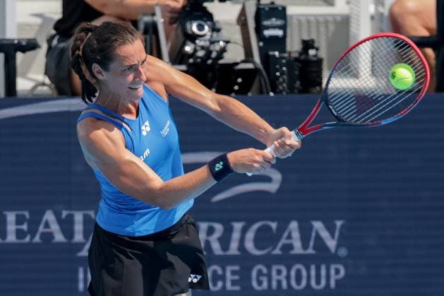 August 8, 2025, Mason, Ohio, U.S: Caroline Garcia (FRA) hits a two-handed backhand during FridayÃ¢â‚¬â ¢s first round of the Cincinnati Open at the Lindner Family Tennis Center , Mason, Oh. Mason U.S - ZUMAs304 20250808_zaf_s304_065 Copyright: xScottxStuartx