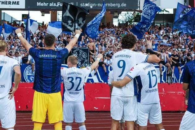 The Darmstadt team celebrates with the fans, 1 FC Nuernberg vs SV Darmstadt 98, DFL, 2 Bundesliga, Saison 2025 2026, 2 Spieltag, Hinrunde, 08 08 2025 DFB regulations prohibit any use of photographs as image sequences and or quasi video Nuernberg Bayern Germany Copyright: xkolbert-press MartinxAgüerax