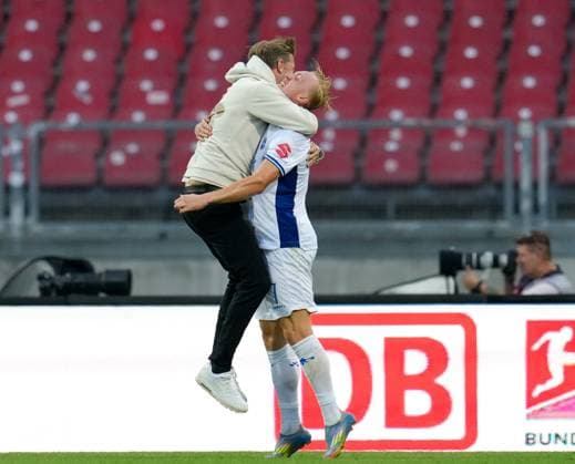 Florian Kohfeldt head coach, SV Darmstadt 98 and Isac Alexi Sivert Lidberg SV Darmstadt 98, 7 cheer after the goal for 1 0 GER, 1 FC Nuernberg vs SV Darmstadt 98, Football, 2 Bundesliga, Matchday 2, Season 2025 2026, 08 08 2025 DFL REGULATES PROHIBIT ANY USE OF PHOTOGRAPHS AS IMAGE SEQUENCES AND OR QUASI VIDEO GER, 1 FC Nuernberg vs SV Darmstadt 98, Football, Bundesliga 2, Matchday 2, Season 2025 2026, 08 08 2025 Nuernberg Copyright: xEibner-Pressefoto ScottxColemanx EP_SCN