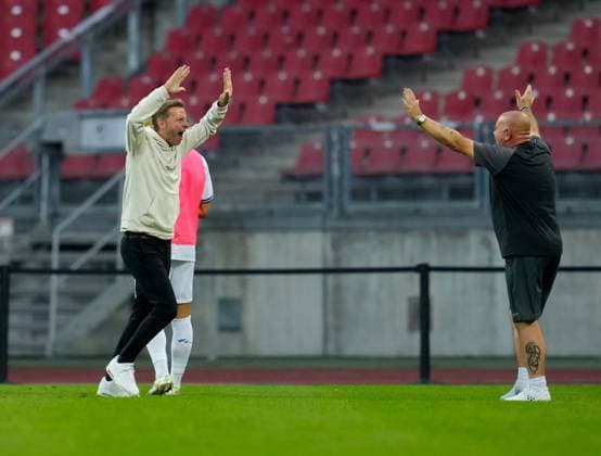 Florian Kohfeldt Head Coach, SV Darmstadt 98, left, cheers after the late goal for 1 0 GER, 1 FC Nuernberg vs SV Darmstadt 98, Football, 2 Bundesliga, Matchday 2, Season 2025 2026, 08 08 2025 DFL REGULATIONS PROHIBIT ANY USE OF PHOTOGRAPHS AS IMAGE SEQUENCES AND OR QUASI VIDEO GER, 1 FC Nuernberg vs SV Darmstadt 98, Football, 2 Bundesliga, Matchday 2, Season 2025 2026, 08 08 2025 Nuernberg Copyright: xEibner-Pressefoto ScottxColemanx EP_SCN