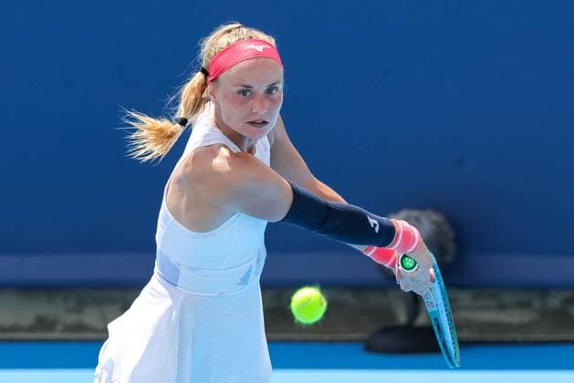 August 8, 2025, Mason, Ohio, U.S: Rebecca Sramkova (SVK) hits a two-handed backhand during FridayÃ¢â‚¬â ¢s first round of the Cincinnati Open at the Lindner Family Tennis Center , Mason, Oh. Mason U.S - ZUMAs304 20250808_zaf_s304_068 Copyright: xScottxStuartx