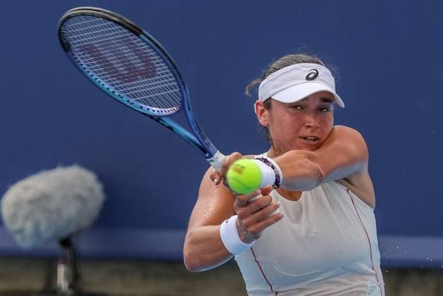 August 8, 2025, Mason, Ohio, U.S: Caroline Dolehide (USA) hits a two-handed backhand during FridayÃ¢â‚¬â ¢s first round of the Cincinnati Open at the Lindner Family Tennis Center , Mason, Oh. Mason U.S - ZUMAs304 20250808_zaf_s304_085 Copyright: xScottxStuartx