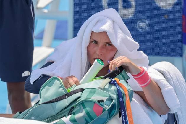 August 8, 2025, Mason, Ohio, U.S: Rebecca Sramkova (SVK) hides from the heat under a towel between sets during FridayÃ¢â‚¬â ¢s first round of the Cincinnati Open at the Lindner Family Tennis Center , Mason, Oh. Mason U.S - ZUMAs304 20250808_zaf_s304_098 Copyright: xScottxStuartx