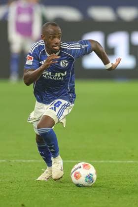 Gelsenkirchen, Germany, 01 08 25 Christopher Antwi Adjei FC Schalke 04 in action, on the ball, single action during the 2 Bundesliga match between FC Schalke 04 Hertha BSC Berlin at Veltins Arena on 01 August 2025 in Gelsenkirchen, Germany Gelsenkirchen Veltins Arena Germany Copyright: xStefanxBrauer Brauer-Fotoagenturx