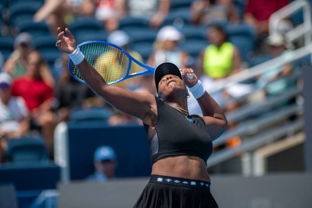 Sport Bilder des Tages Cincinnati Open: Round 1 Match Danielle Collins V Taylor Townsend Taylor Townsend is seen during the Round 1 match between Danielle Collins (USA) and Taylor Townsend (USA) at the Cincinnati Open in Mason, Ohio, on August 8, 2025. Mason Ohio United States  Copyright: xJasonxWhitmanx originalFilename:whitman-cincinna250808_npF9F.jpg